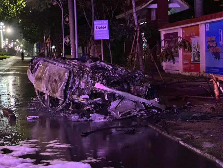 Chiếc xe sang bị lửa thiêu rụi trong đêm.