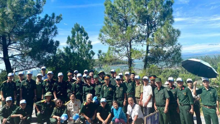 Một đoàn cựu chiến binh đến viếng, dâng hương mộ Đại tướng Võ Nguyên Giáp ở Vũng Chùa. (Ảnh: TH)