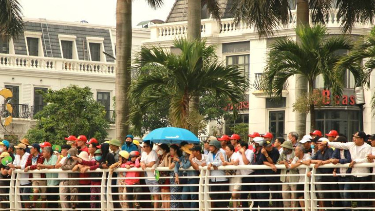 Người dân địa phương và du khách cỗ vũ nhiệt tình cho các đội đua thuyền.