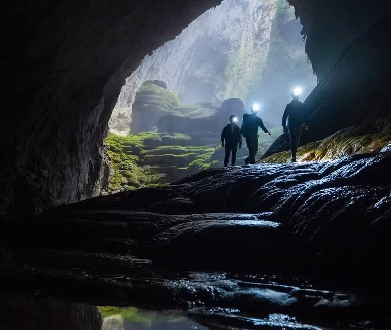 Đoàn đến thực hiện các cảnh quay tại hố Sụt 1, Sơn Đoòng. (Ảnh: Oxalis)