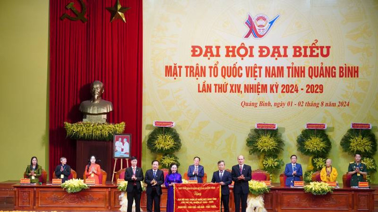 Bí thư Tỉnh ủy Quảng Bình Vũ Đại Thắng (thứ hai từ phải sang) tặng bức trướng “Đoàn kết-Dân chủ-Đổi mới-Phát triển” cho Đại hội.