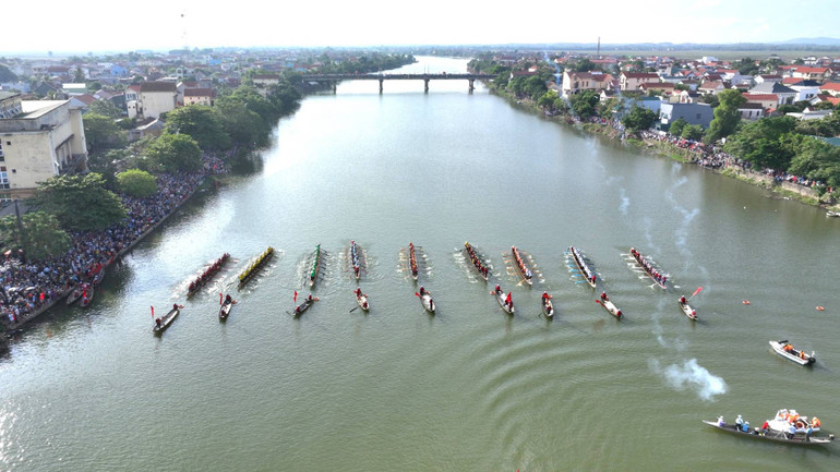 Sau phát súng lệnh của đại diện Ban tổ chức, 9 thuyền đua nữ bắt đầu xuất phát.