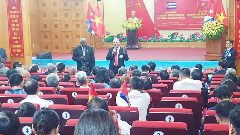 Các đại biểu Cuba giao lưu với đội ngũ thầy thuốc của Bệnh viện hữu nghị Việt Nam-Cuba Đồng Hới.