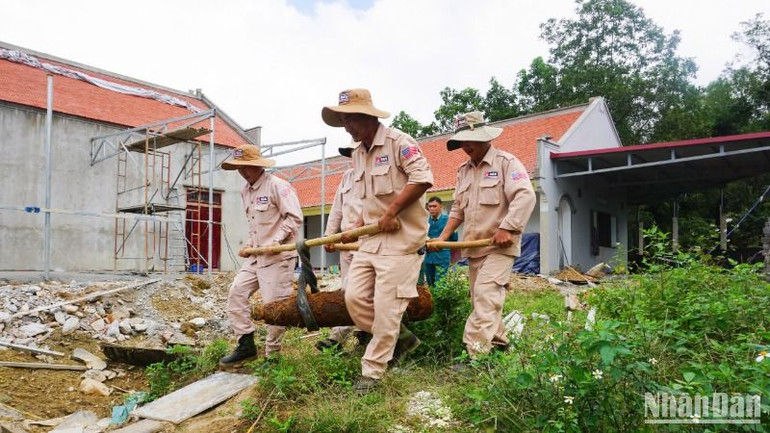 Đội xử lý bom mìn lưu động của Dự án MAG chuyển quả bom về khu vực chờ hủy nổ tập trung theo quy định.