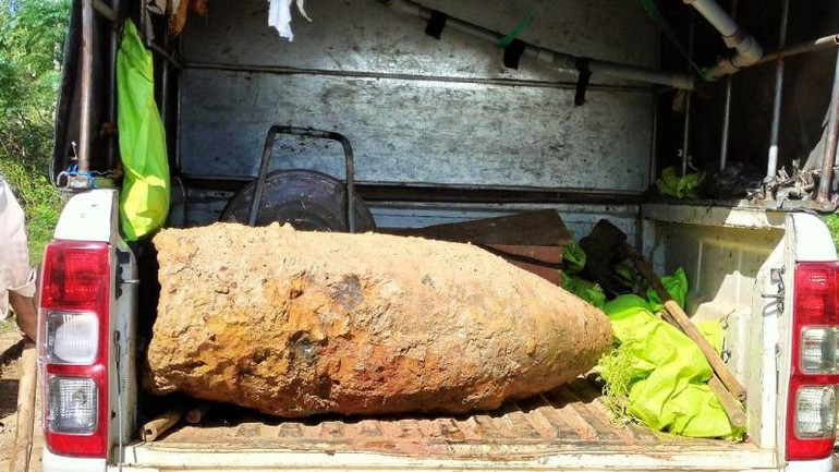 Quả bom được vận chuyển an toàn đến khu vực chờ hủy nổ tập trung.