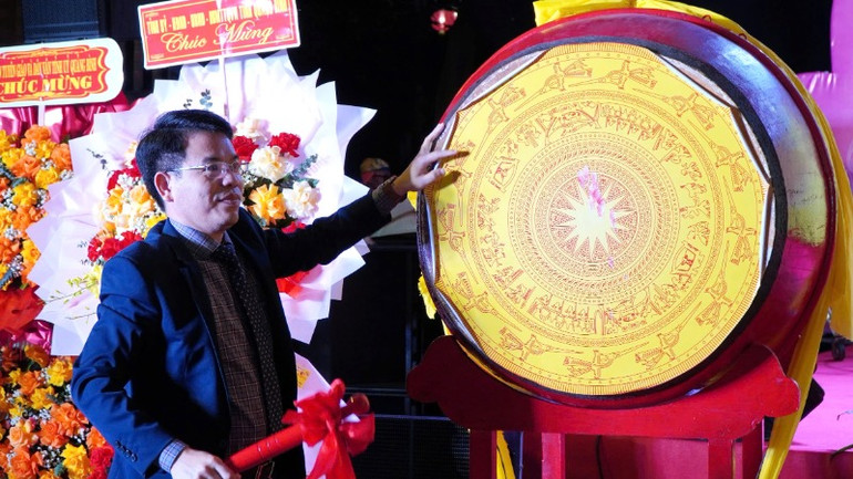 Đại diện lãnh đạo huyện Lệ Thủy đánh trống khai hội