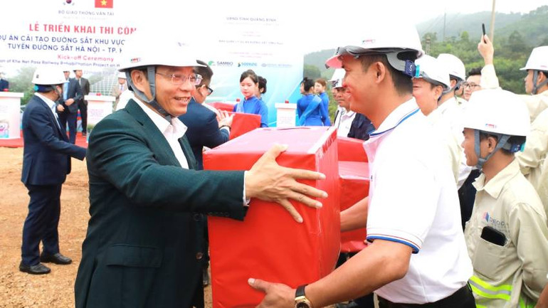 Bộ trưởng Giao thông vận tải Nguyễn Văn Thắng tặng quà động viên công nhân thi công công trình.