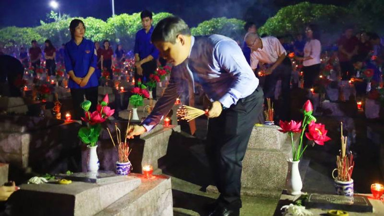 Bí thư Tỉnh ủy Quảng Bình Vũ Đại Thắng dâng hương lên từng phần mộ liệt sĩ.