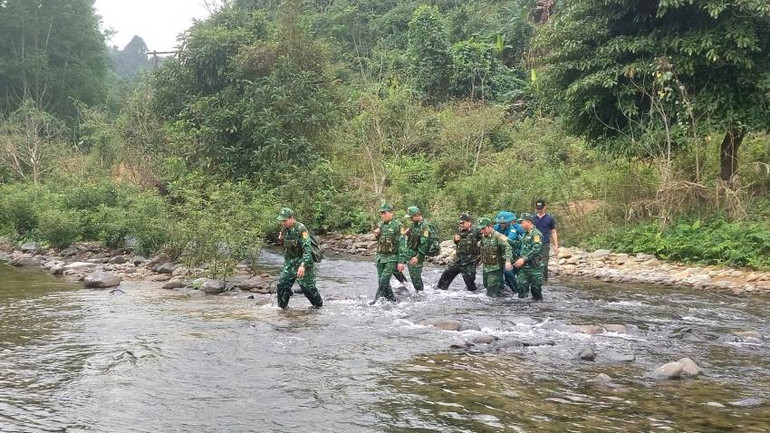 Cán bộ, chiến sĩ Đồn Biên phòng Làng Ho trong chuyến tuần tra biên giới. Cán bộ, chiến sĩ Đồn Biên phòng Làng Ho trong chuyến tuần tra biên giới.