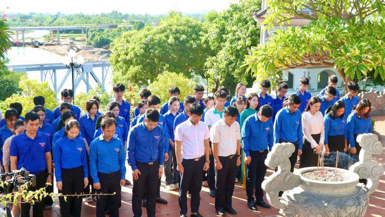 Các đại biểu và đoàn viên, thanh niên dâng hương các Anh hùng, liệt sĩ tại Đền tưởng niệm liệt sĩ Trường Sơn bến phà Long Đại.