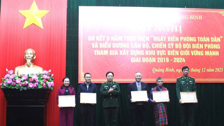 Đại diện Bộ Tư lệnh Bộ đội Biên phòng trao bằng khen cho các cá nhân có nhiều thành tích qua 5 năm thực hiện “Ngày Biên phòng toàn dân”.