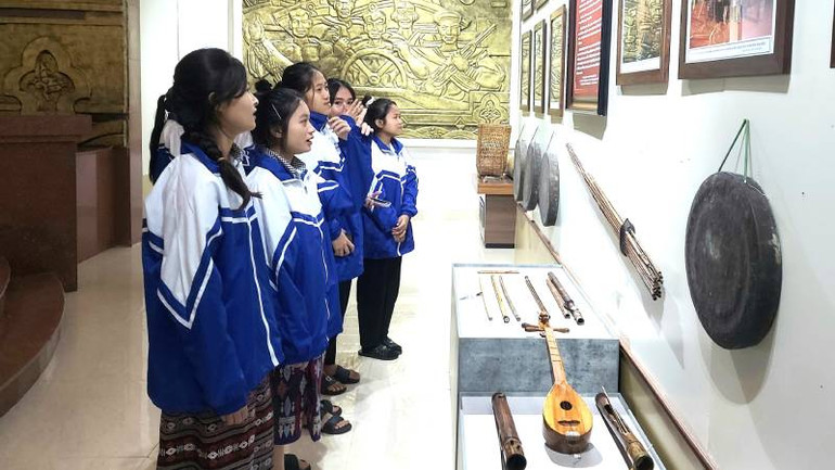 Triển lãm, trưng bày ảnh thu hút sự chú ý, theo dõi của nhiều học sinh đồng bào dân tộc thiểu số trong tỉnh đang học tập tại thành phố Đồng Hới. Triển lãm, trưng bày ảnh thu hút sự chú ý, theo dõi của nhiều học sinh đồng bào dân tộc thiểu số trong tỉnh đang học tập tại thành phố Đồng Hới.