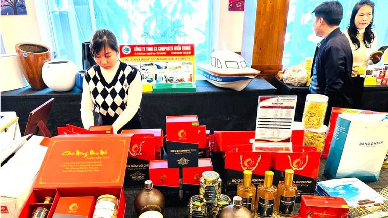 Các sản phẩm OCOP tỉnh Quảng Bình trưng bày, giới thiệu tại hội nghị.