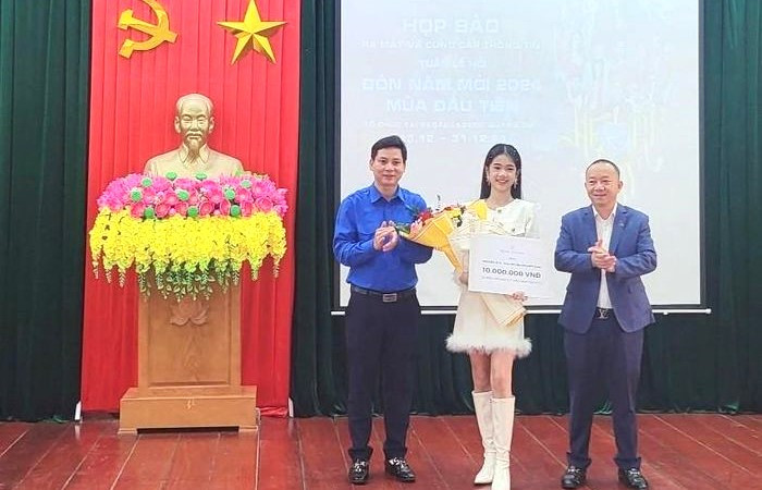 Ban tổ chức trao quà cho em Nguyễn Lê Vi, quán quân người mẫu nhí tại cuộc thi Asia Model Awards.