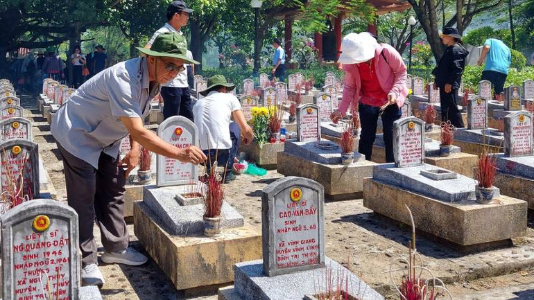 Người dân tỉnh Quảng Bình dâng hương, viếng mộ liệt sĩ tại các nghĩa trang.
