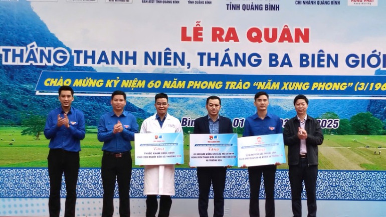 Đại biểu trao tượng trưng các hoạt động an sinh hỗ trợ đồng bào dân tộc thiểu số ở xã Trường Sơn