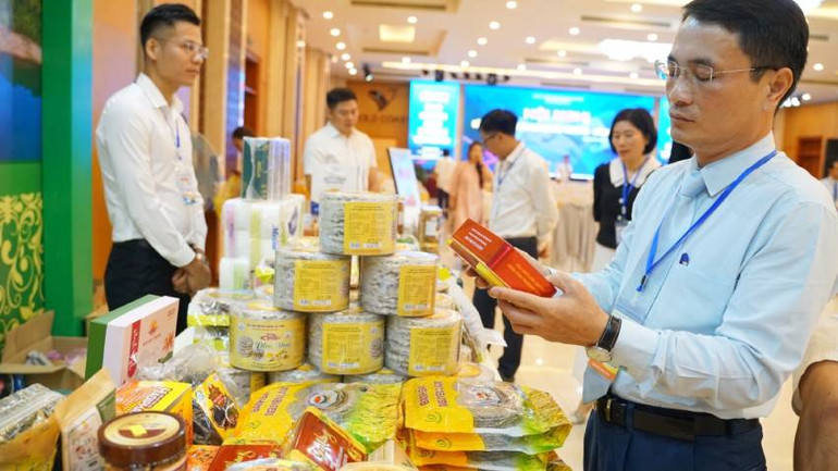 Nhiều mặt hàng công nghiệp nông thôn khu vực Bắc Trung Bộ có mẫu mã đẹp, chất lượng cao.