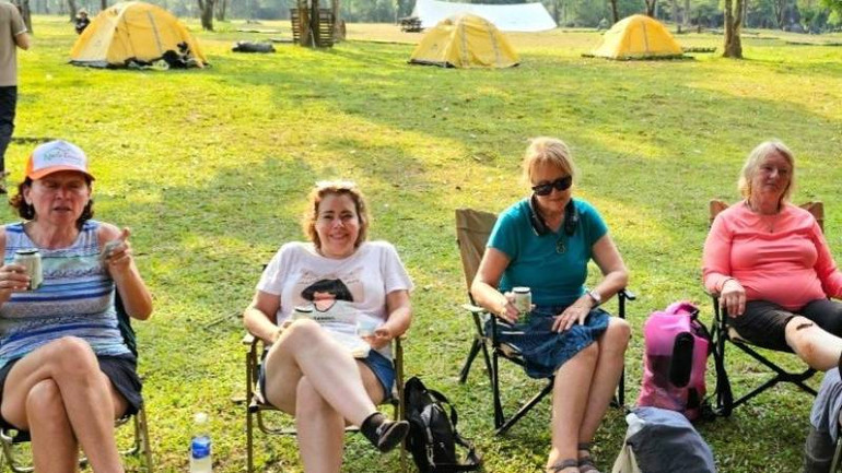 Du khách nước ngoài trải nghiệm du lịch sinh thái ở bản Đá Còi, xã Ngân Thủy, huyện Lệ Thủy.