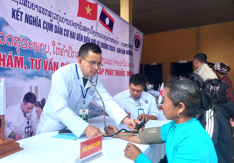 Quân y Bộ đội Biên phòng khám bệnh, cấp thuốc cho bà con người Lào ở Cụm bản Nỏng Mạ.