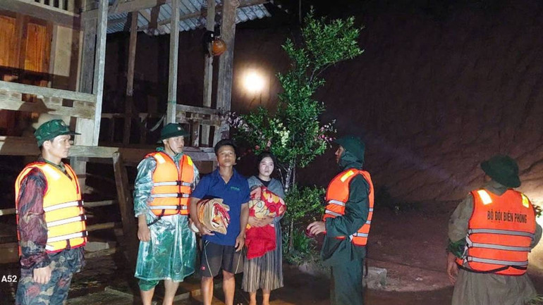 Trong đêm qua, Đồn Biên Phòng Ra Mai di dời nhiều hộ dân ở xã Trọng Hóa, huyện Minh Hóa ra khỏi khu vực có nguy cơ sạt lở rất cao.