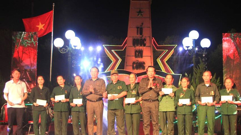 Ban tổ chức trao quà cho các cựu thanh niên xung phong, cựu chiến binh có hoàn cảnh khó khăn.