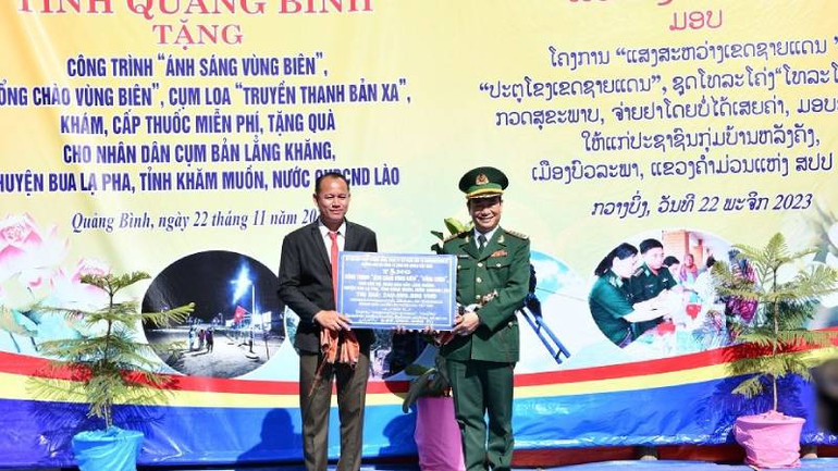 Đại tá Trịnh Thanh Bình, Chỉ huy trưởng Bộ Chỉ huy Bộ đội Biên Quảng Bình, trao bảng tượng trưng quà tặng cho cụm bản của nước bạn Lào Đại tá Trịnh Thanh Bình, Chỉ huy trưởng Bộ Chỉ huy Bộ đội Biên Quảng Bình, trao bảng tượng trưng quà tặng cho cụm bản của nước bạn Lào