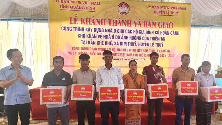 Lãnh đạo tỉnh Quảng Bình tặng quà cho các hộ có hoàn cảnh khó khăn được nhận nhà mới trong tháng 7/2024