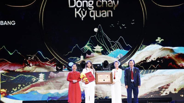 Tổ chức Kỷ lục Việt Nam trao bằng chứng nhận cho suối Bang - suối có độ sôi kỷ lục cao nhất Việt Nam.