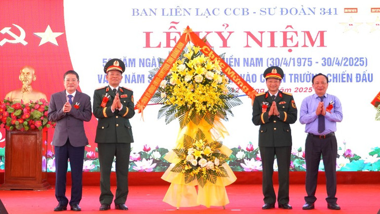 Lãnh đạo tỉnh Quảng Bình tặng hoa cho Chỉ huy, Ban Liên lạc cựu chiến binh Sư đoàn 341.