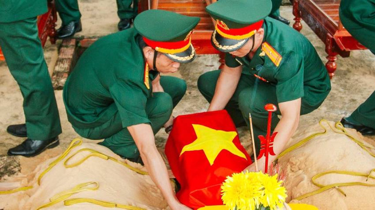 An táng hài cốt liệt sĩ tại nghĩa trang.