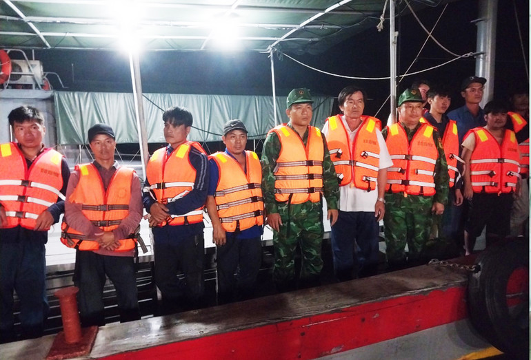 Các ngư dân trên tàu cá bị chìm được đưa vào bờ an toàn trong đêm qua, 16/10.