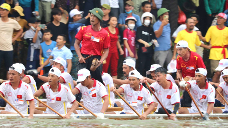 Trên mỗi thuyền bơi, người chỉ huy liên tục gõ mõ hiệu lệnh, hô vang “hô lên hô lên”, trai bơi theo tiếng mõ vục mạnh, sâu mái dầm trong nước để hợp sức đẩy con thuyền đi nhanh.