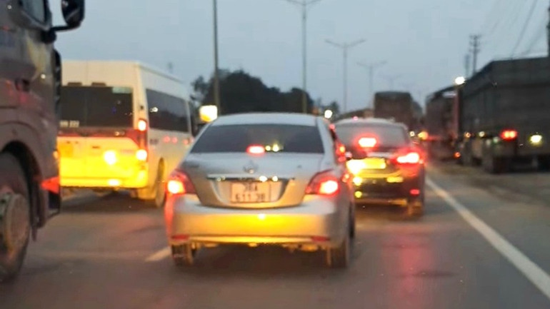 Đến 19 giờ 30 Quốc lộ 1A đoạn qua thị xã Ba Đồn vẫn bị ách tắc.