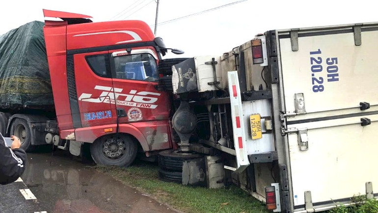 Tai nạn trên tuyến tránh Quốc lộ 1 qua thành phố Đồng Hới trưa nay làm 3 xe ô-tô bị hư hỏng.