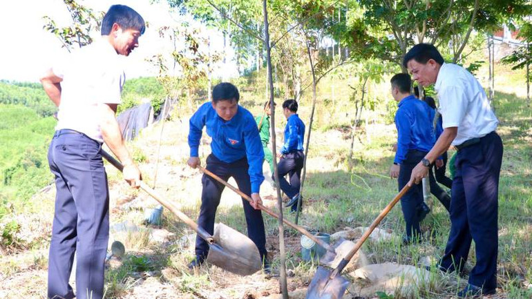 Các đại biểu trồng cây tại Đền tưởng niệm liệt sĩ Trường Sơn bến phà Long Đại.