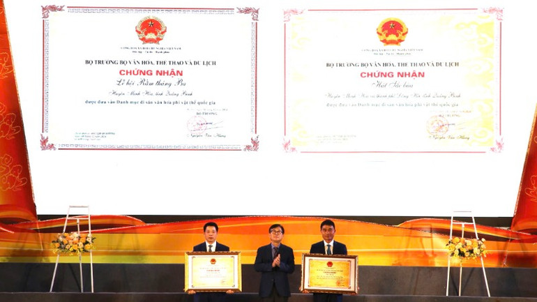 Lãnh đạo huyện Minh Hóa đón nhận danh hiệu Di sản văn hóa phi vật thể quốc gia “Lễ hội Rằm tháng Ba Minh Hóa” và “Hát sắc bùa huyện Minh Hóa”.