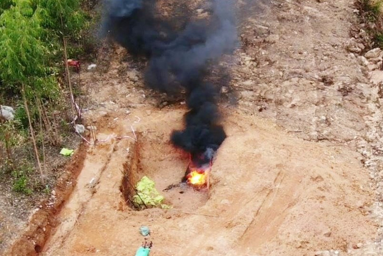 Lực lượng chức năng đốt cháy đầu và đuôi bom chứa thuốc nổ một cách an toàn.