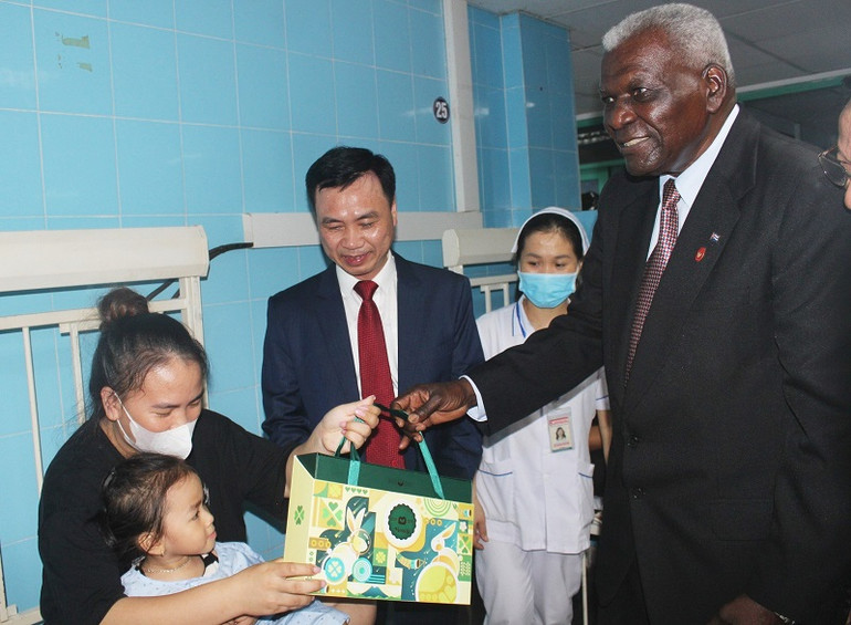 Đồng chí Esteban Lazo Hernandez thăm hỏi, tặng quà cho bệnh nhân ở Khoa Nhi của bệnh viện.