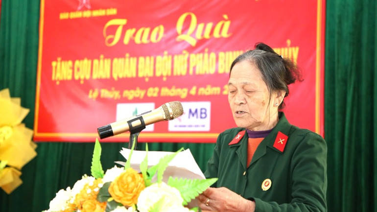 Bà Trần Thị Thản, nguyên là Chính trị viên Đại đội nữ pháo binh Ngư Thủy phát biểu tại lễ trao quà tri ân. Bà Trần Thị Thản, nguyên là Chính trị viên Đại đội nữ pháo binh Ngư Thủy phát biểu tại lễ trao quà tri ân.