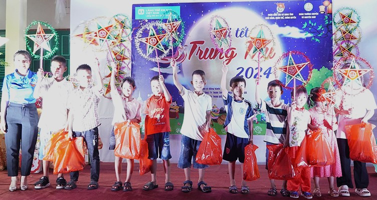 Tặng quà cho trẻ em ở Làng trẻ em SOS Đồng Hới.