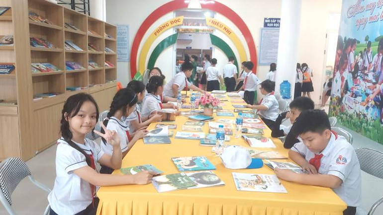 Học sinh tiểu học thành phố Đồng Hới đọc sách ở Thư viện tỉnh. Học sinh tiểu học thành phố Đồng Hới đọc sách ở Thư viện tỉnh.