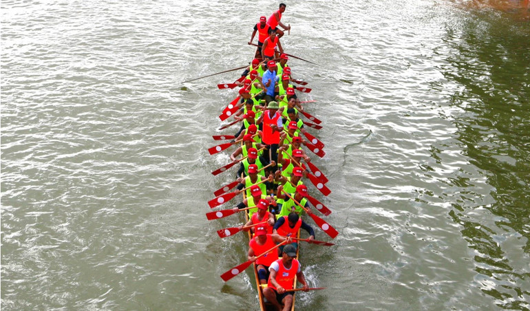 Trang phục các thuyền bơi, đua rất đẹp mắt, nhiều mái dầm trên thuyền cũng được sơn để người làng mình dễ nhìn thấy mà cổ động viên.