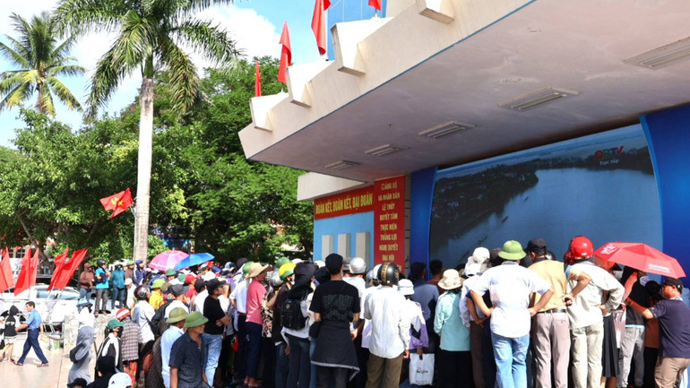 Ở ngay sảnh Trung tâm Văn hóa huyện, Ban tổ chức đặt một màn ảnh lớn phục vụ người dân theo dõi cuộc đua, bơi dọc theo dòng sông qua kênh truyền trực tiếp.