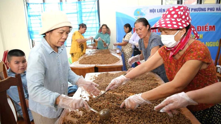 Được chế biến từ thịt lợn và ruốc, đường, mắm muối, gia vị nên món này rất dễ ăn, đủ dưỡng chất giúp bà con bảo đảm sức khỏe để chống chọi với nước lũ.