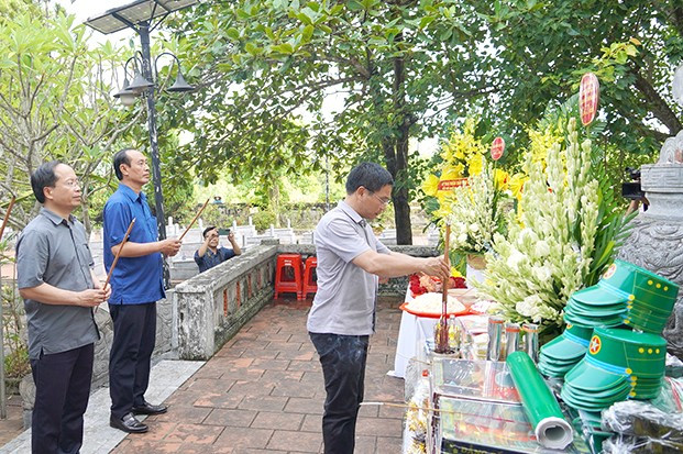 Bộ trưởng Nguyễn Văn Thắng dâng hương tại Nghĩa trang liệt sĩ Cục Công trình ở xã Xuân Ninh, huyện Quảng Ninh.