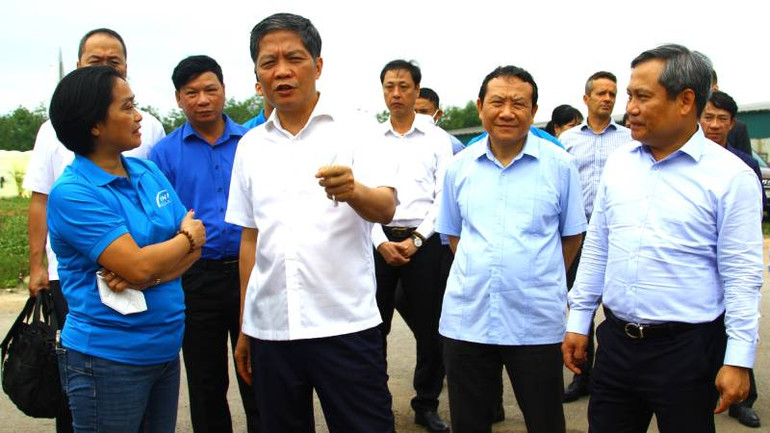 Đồng chí Trần Tuấn Anh làm việc với Công ty trách nhiệm hữu hạn phát triển dự án Việt Nam tại huyện Bố Trạch.