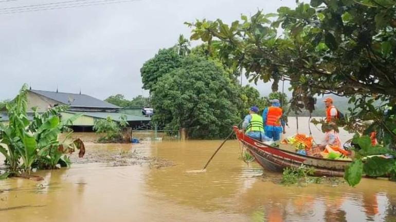 Các tình nguyện viên là ngư dân Lệ Thủy, tỉnh Quảng Bình dùng thuyền đánh cá cứu trợ cho người dân huyện Hạ Hòa, tỉnh Phú Thọ.