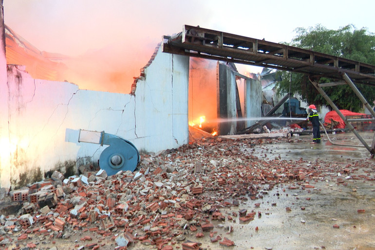 Lực lượng chữa cháy Công an Quảng Bình nỗ lực dập lửa.