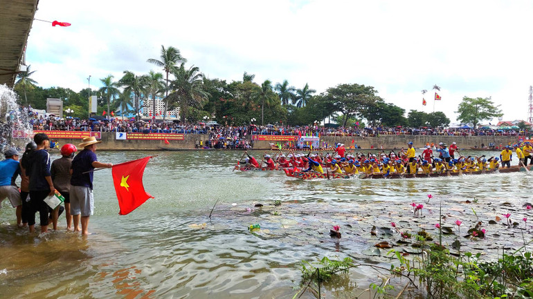 Chính cổ động viên là những người làm nên không khí sôi động, độc đáo riêng có của Lễ hội đua, bơi thuyền truyền thống Lệ Thủy.