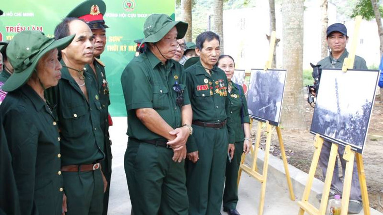 Xem các bức ảnh trưng bày, các cựu chiến binh và cựu thanh niên xung phong Trường Sơn như thấy lại hình ảnh của chính mình trong đó.